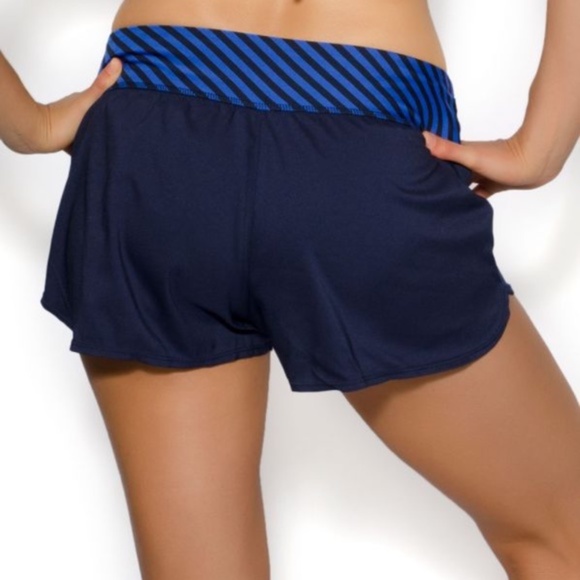 NEW WITH TAG - NIKE SHORTS SIZE SMALL - Picture 2 of 2